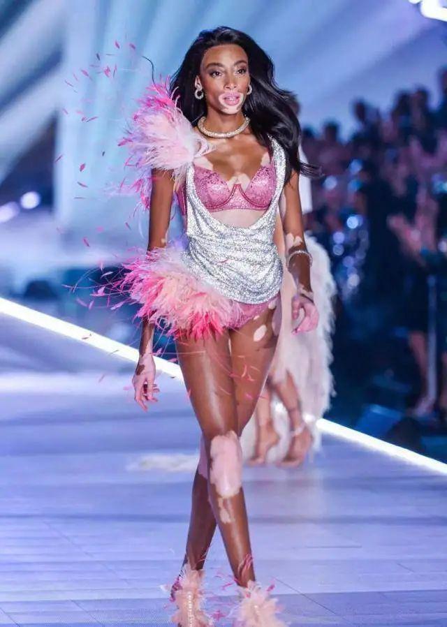 维密红毯：国外女星真敢穿，谷爱凌气质不输模特，艾薇儿发胖