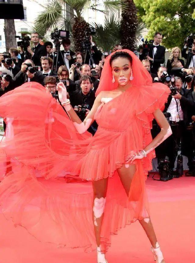 维密红毯：国外女星真敢穿，谷爱凌气质不输模特，艾薇儿发胖