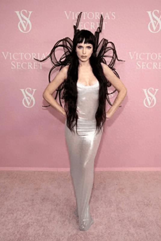 维密红毯：国外女星真敢穿，谷爱凌气质不输模特，艾薇儿发胖