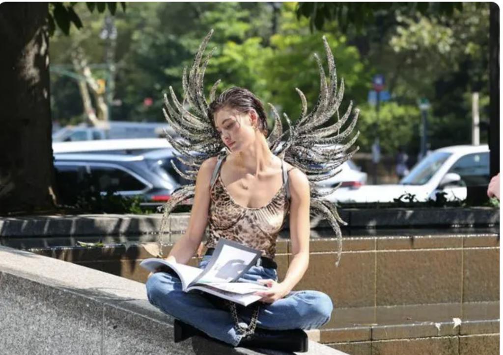 维密红毯：国外女星真敢穿，谷爱凌气质不输模特，艾薇儿发胖