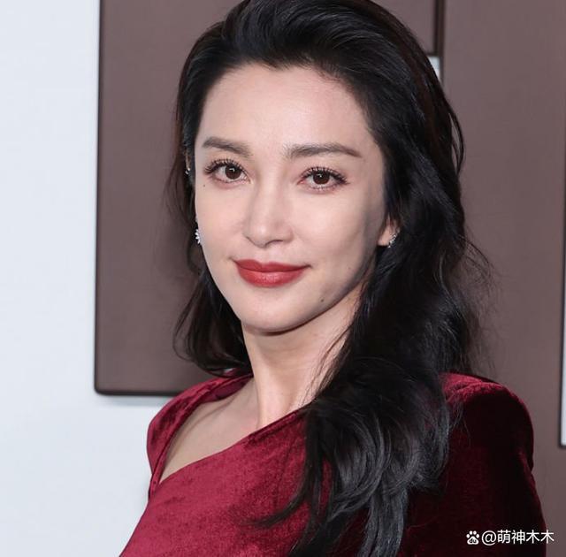 众星时装周生图来了！李冰冰韵味十足，戚薇脸垮郑秀晶初露老态