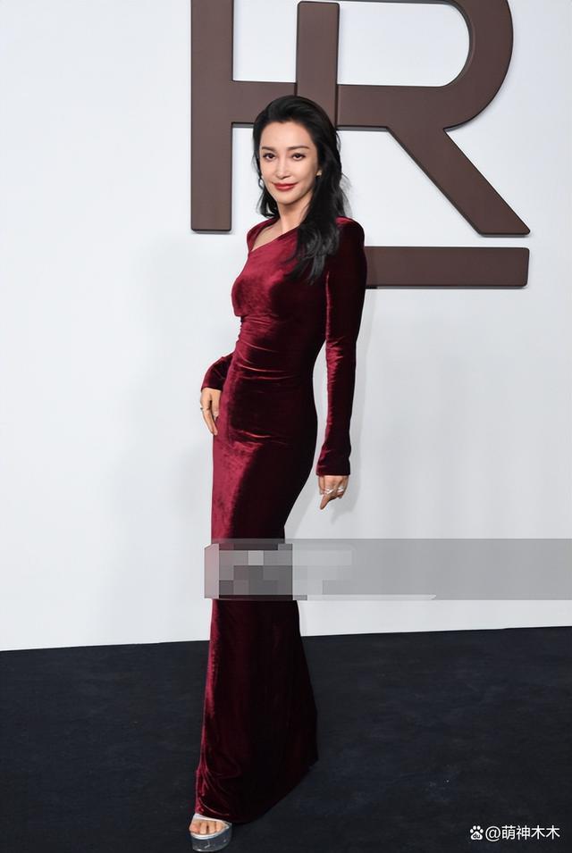 众星时装周生图来了！李冰冰韵味十足，戚薇脸垮郑秀晶初露老态