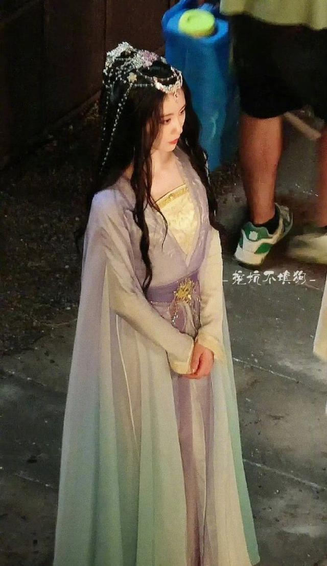 刘诗诗《狐妖小红娘竹业篇》路透 异域风头饰渐变裙超美