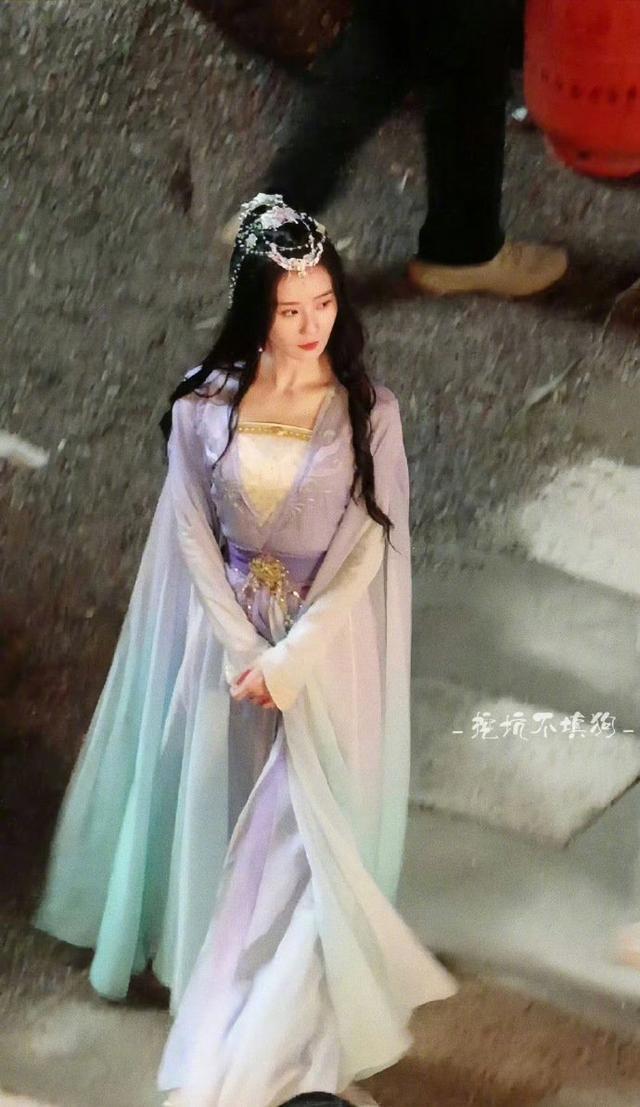刘诗诗《狐妖小红娘竹业篇》路透 异域风头饰渐变裙超美