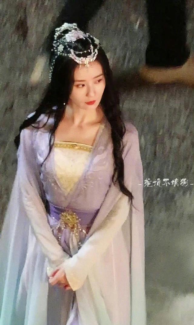 刘诗诗《狐妖小红娘竹业篇》路透 异域风头饰渐变裙超美