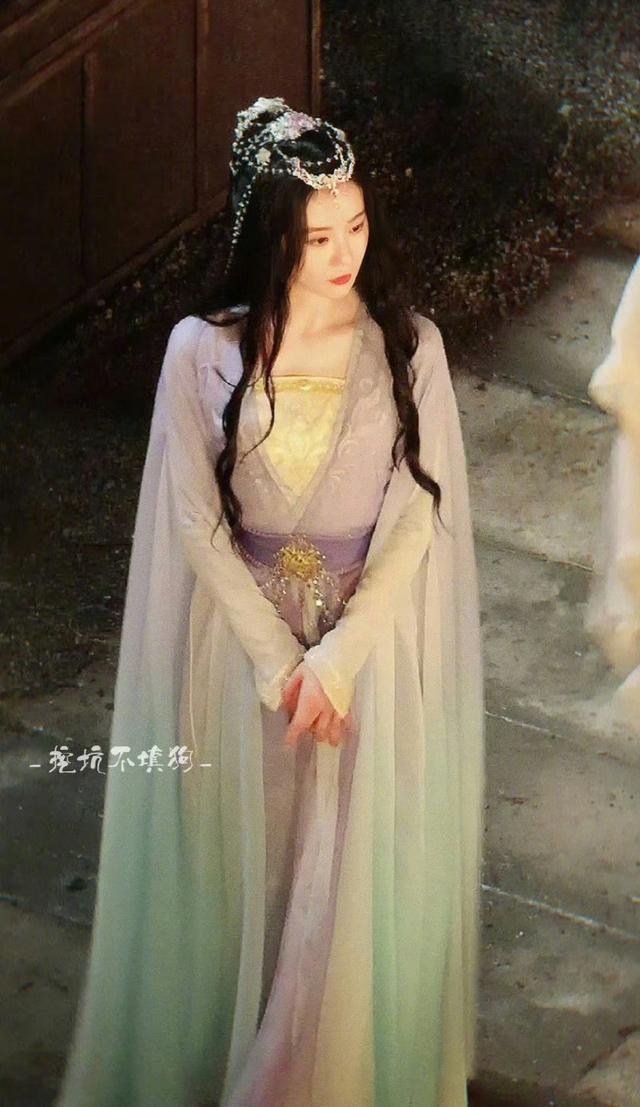 刘诗诗《狐妖小红娘竹业篇》路透 异域风头饰渐变裙超美
