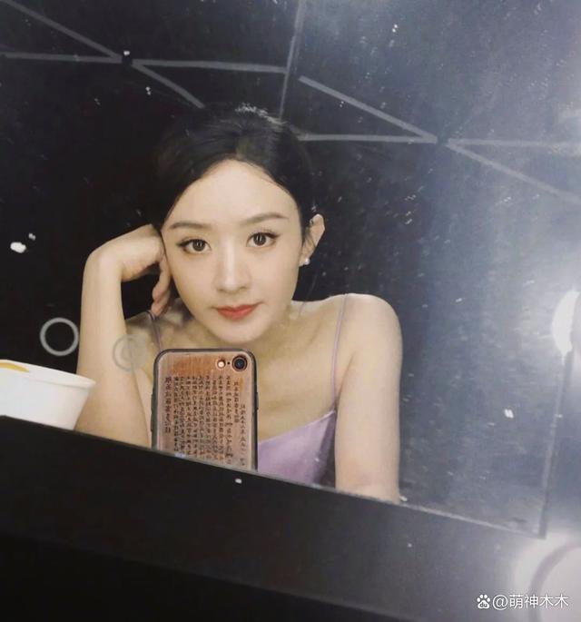 赵丽颖穿5千多洞洞鞋现身机场，只为捧场闺蜜演唱会