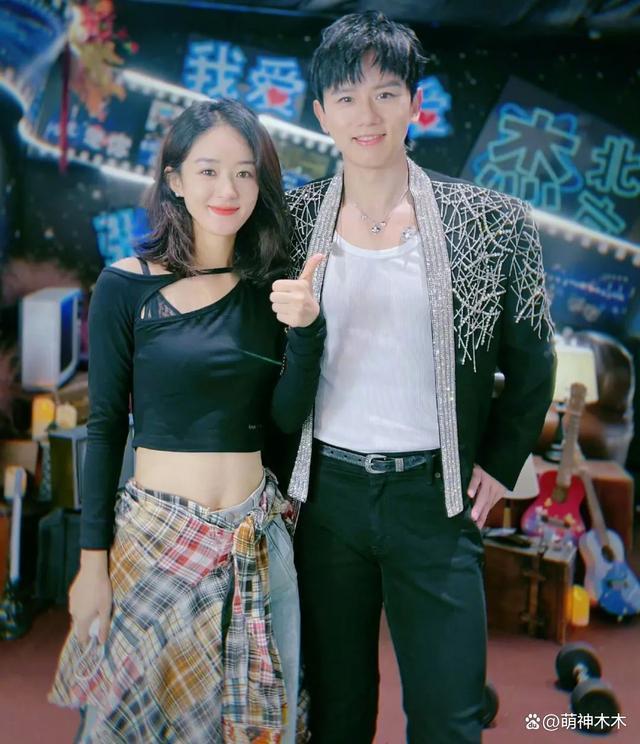 赵丽颖穿5千多洞洞鞋现身机场，只为捧场闺蜜演唱会