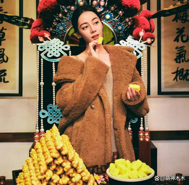 赵丽颖穿5千多洞洞鞋现身机场，只为捧场闺蜜演唱会