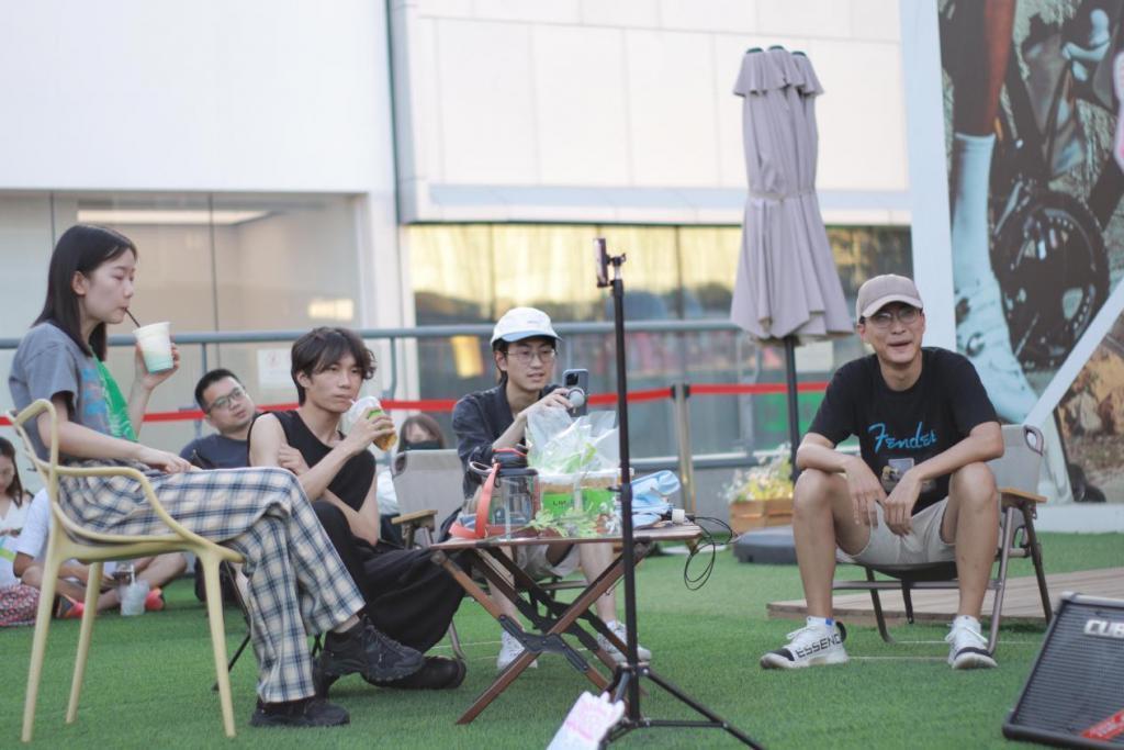 字节“卷王”街头开唱