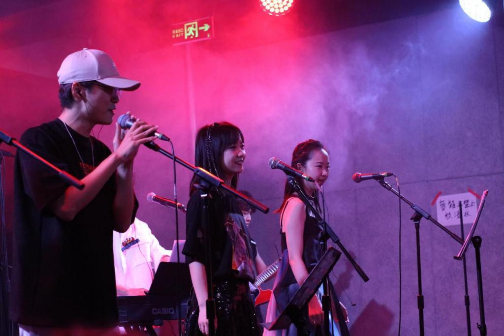 字节“卷王”街头开唱