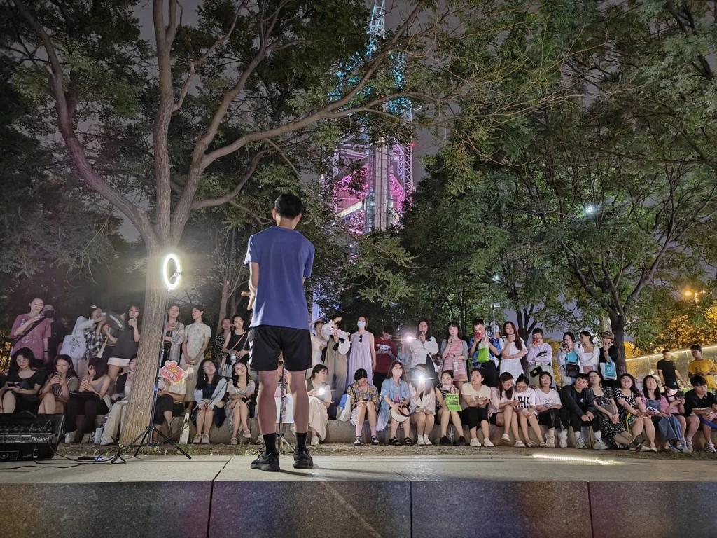 字节“卷王”街头开唱