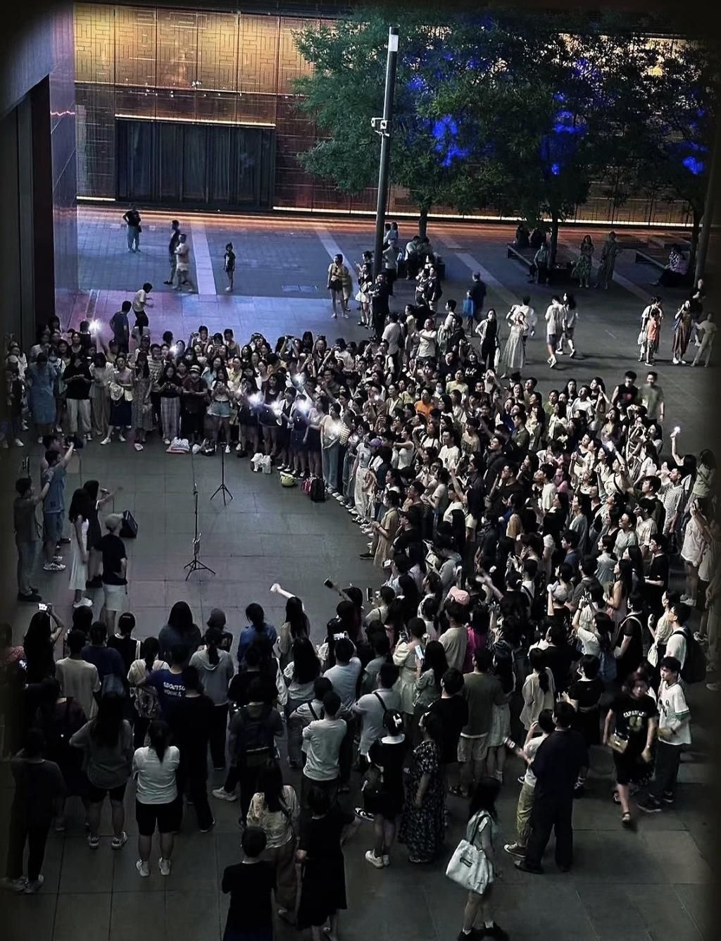 字节“卷王”街头开唱