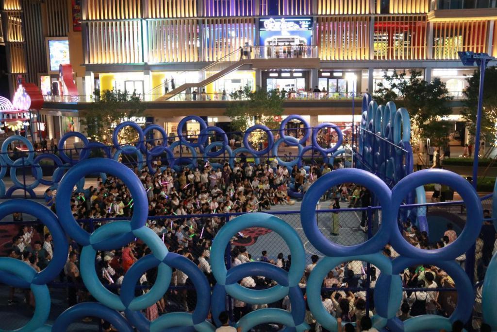 字节“卷王”街头开唱