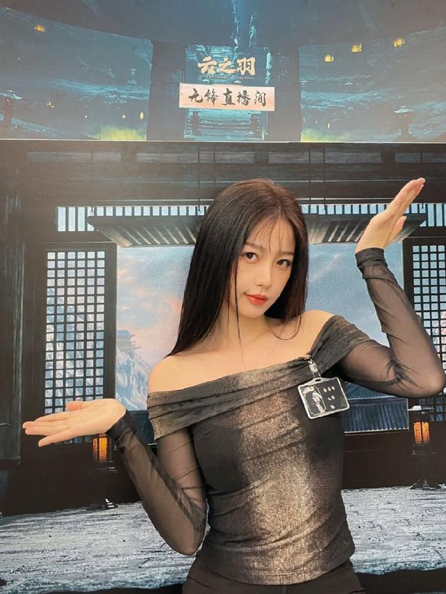 虞书欣黑色紧身上衣飒爽酷辣 青色眼影妩媚多姿