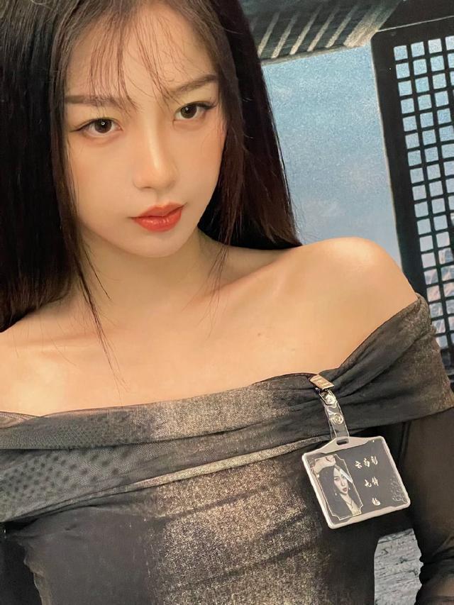 虞书欣黑色紧身上衣飒爽酷辣 青色眼影妩媚多姿