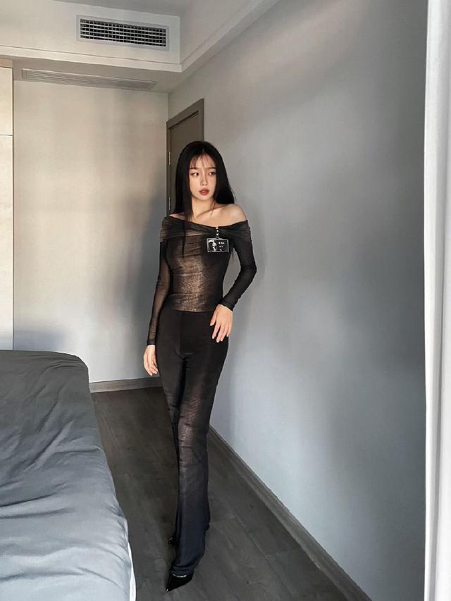 虞书欣黑色紧身上衣飒爽酷辣 青色眼影妩媚多姿