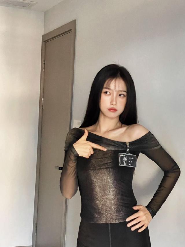 虞书欣黑色紧身上衣飒爽酷辣 青色眼影妩媚多姿