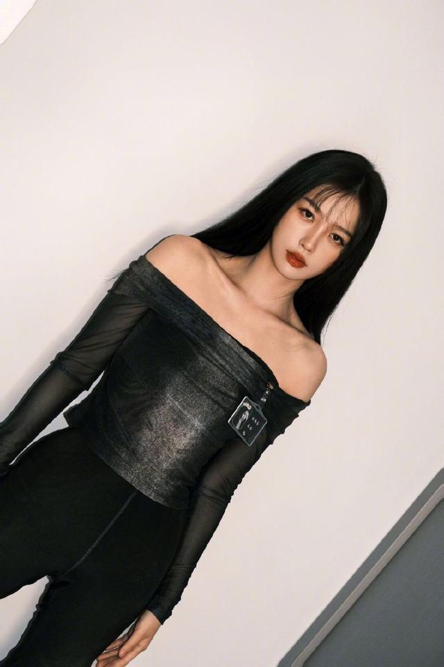 虞书欣黑色紧身上衣飒爽酷辣 青色眼影妩媚多姿