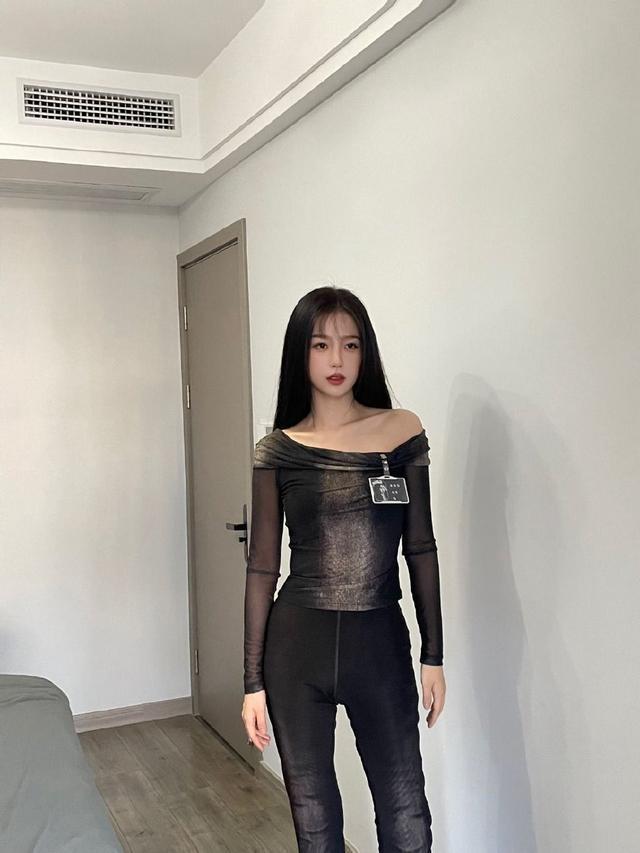 虞书欣黑色紧身上衣飒爽酷辣 青色眼影妩媚多姿