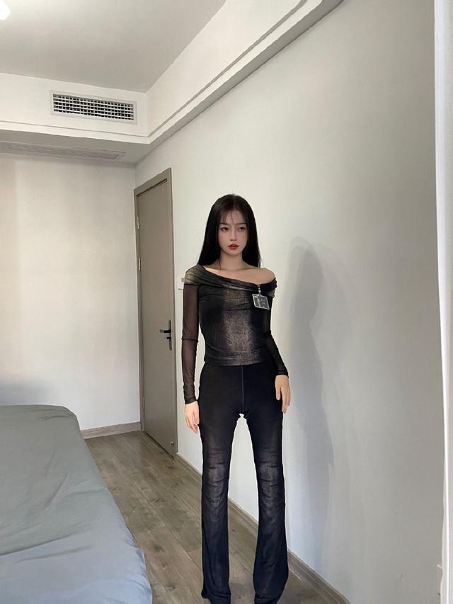 虞书欣黑色紧身上衣飒爽酷辣 青色眼影妩媚多姿