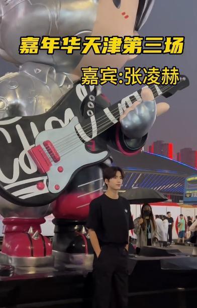 张凌赫现身周杰伦天津演唱会 和巨型周同学合影打卡