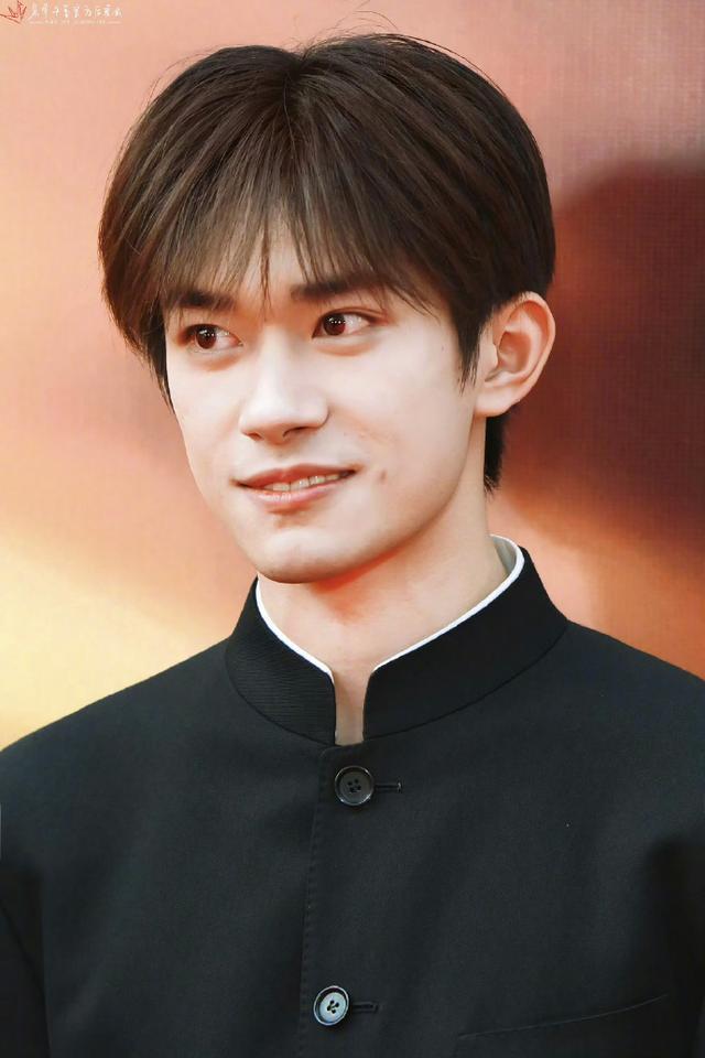 易烊千玺给后援会写新TO签 庆祝后援会成立十周年