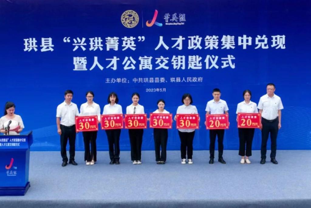 没想到这些县城抢人都这么直接