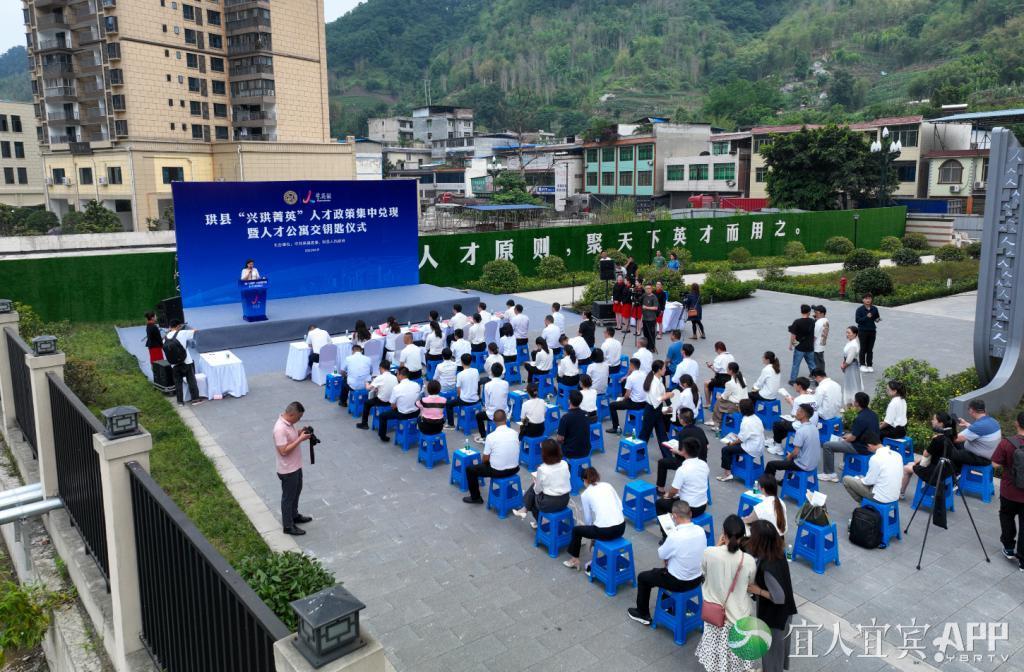 没想到这些县城抢人都这么直接