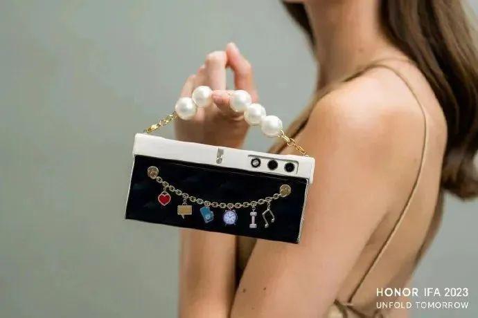 主打时尚调性，消息称荣耀首款外折屏手机V Purse定档9月19日发布