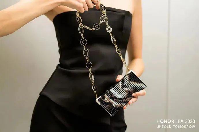 主打时尚调性，消息称荣耀首款外折屏手机V Purse定档9月19日发布