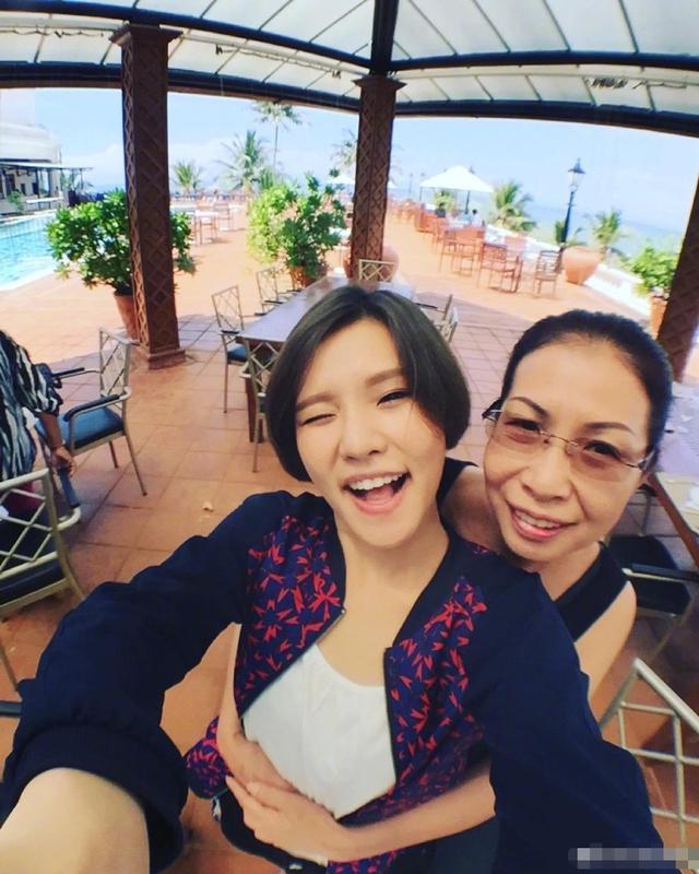 刚生完二胎，老公患绝症，谢依霖太惨了吧