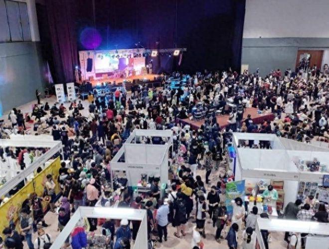 蔡徐坤偷偷复出！海外开演唱会无人问津，场馆比体育馆小票卖不完