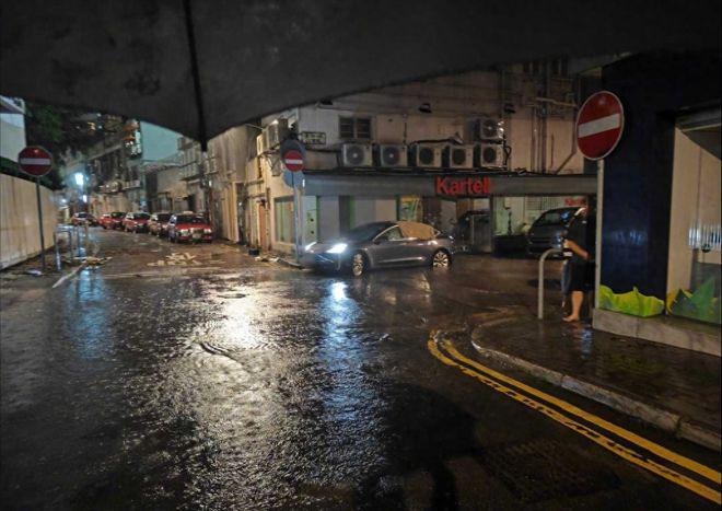 香港暴雨！谭咏麟开电车熄火被困水中，感谢消防员紧急救下爱车