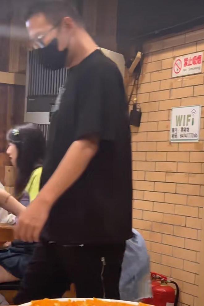 章子怡夫妇携子女外出用餐，一人带一娃超有爱，汪峰近状胖了不少