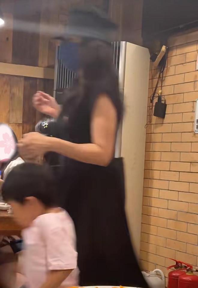 章子怡夫妇携子女外出用餐，一人带一娃超有爱，汪峰近状胖了不少