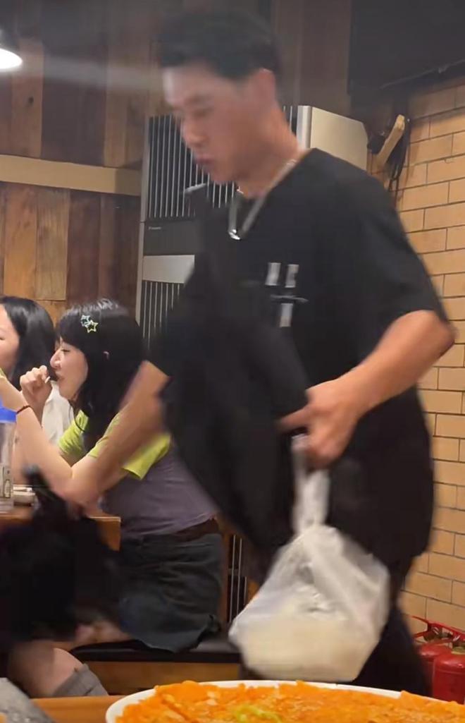 章子怡夫妇携子女外出用餐，一人带一娃超有爱，汪峰近状胖了不少