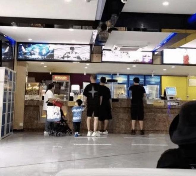 章子怡夫妇携子女外出用餐，一人带一娃超有爱，汪峰近状胖了不少