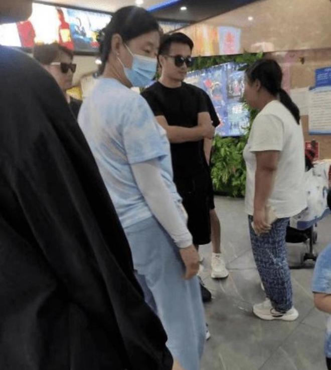 章子怡夫妇携子女外出用餐，一人带一娃超有爱，汪峰近状胖了不少