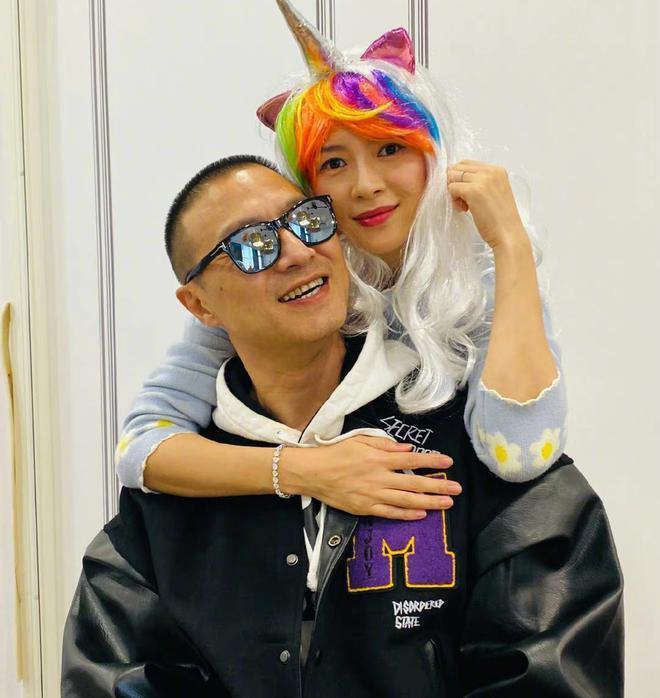 章子怡夫妇携子女外出用餐，一人带一娃超有爱，汪峰近状胖了不少