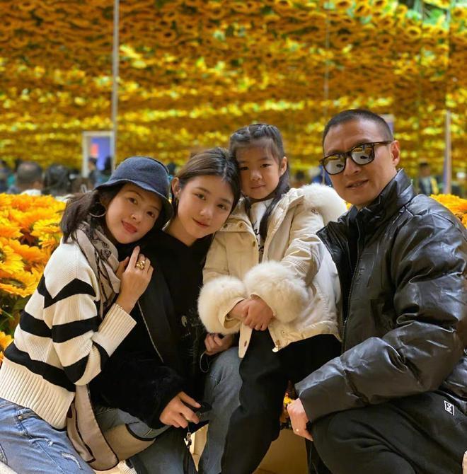 章子怡夫妇携子女外出用餐，一人带一娃超有爱，汪峰近状胖了不少