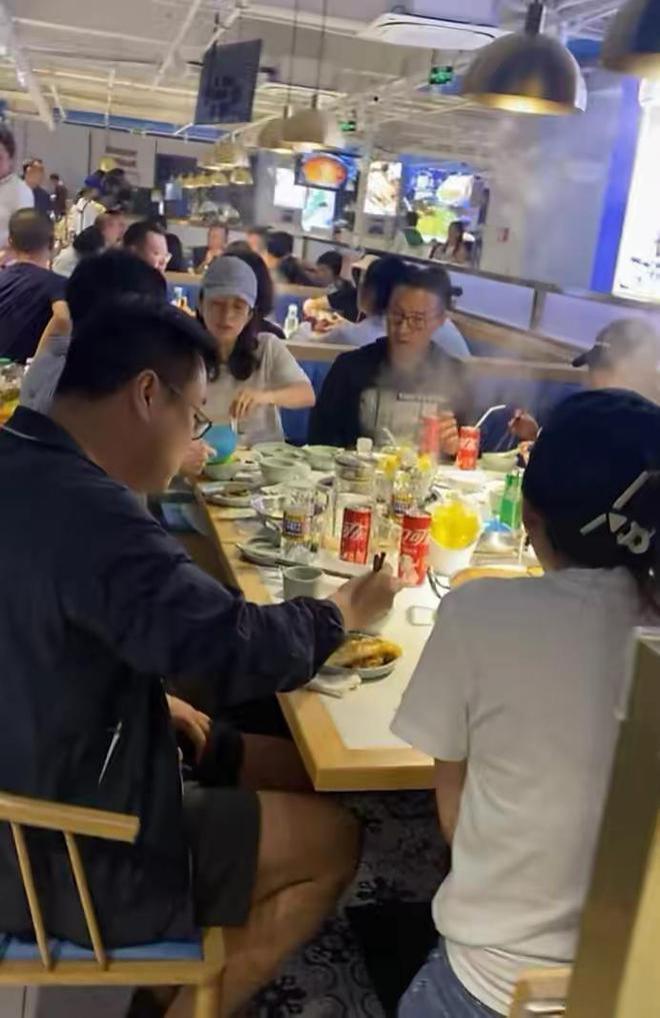 章子怡夫妇携子女外出用餐，一人带一娃超有爱，汪峰近状胖了不少