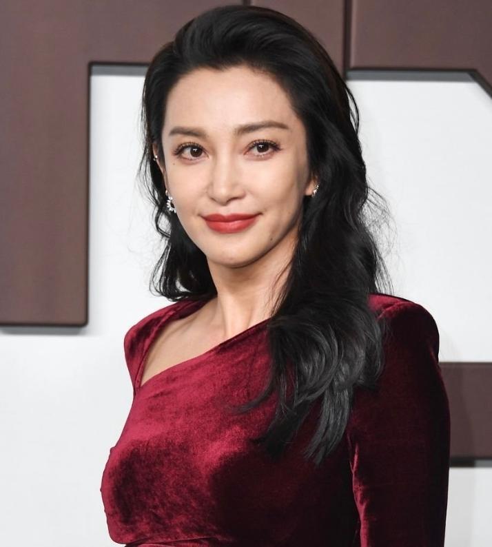 纽约时装周第一波：李冰冰无瑕疵，费翔贵气，孙怡吴谨言扛住了镜头