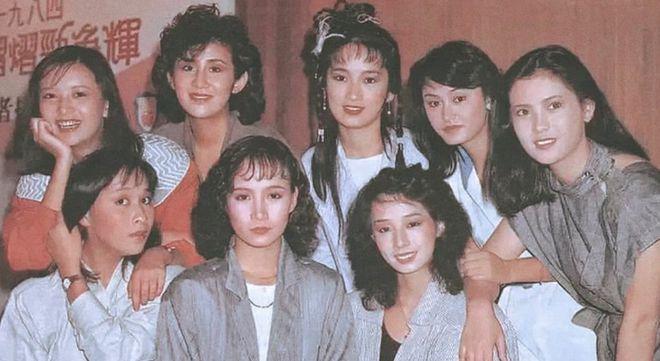 刘嘉玲梁朝伟与友人聚餐：吴君如金色短发气色好，陈可辛探头合照