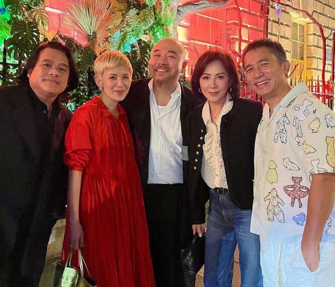 刘嘉玲梁朝伟与友人聚餐：吴君如金色短发气色好，陈可辛探头合照
