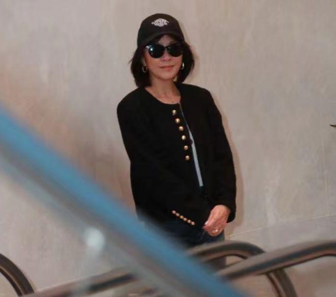 刘嘉玲梁朝伟与友人聚餐：吴君如金色短发气色好，陈可辛探头合照