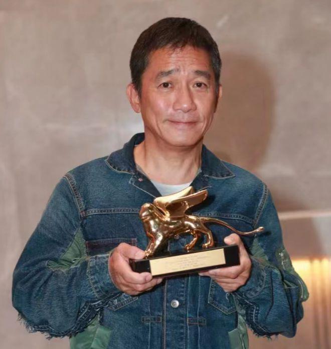 刘嘉玲梁朝伟与友人聚餐：吴君如金色短发气色好，陈可辛探头合照