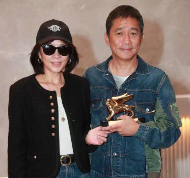 刘嘉玲梁朝伟与友人聚餐：吴君如金色短发气色好，陈可辛探头合照