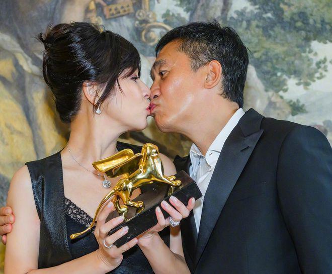 刘嘉玲梁朝伟与友人聚餐：吴君如金色短发气色好，陈可辛探头合照