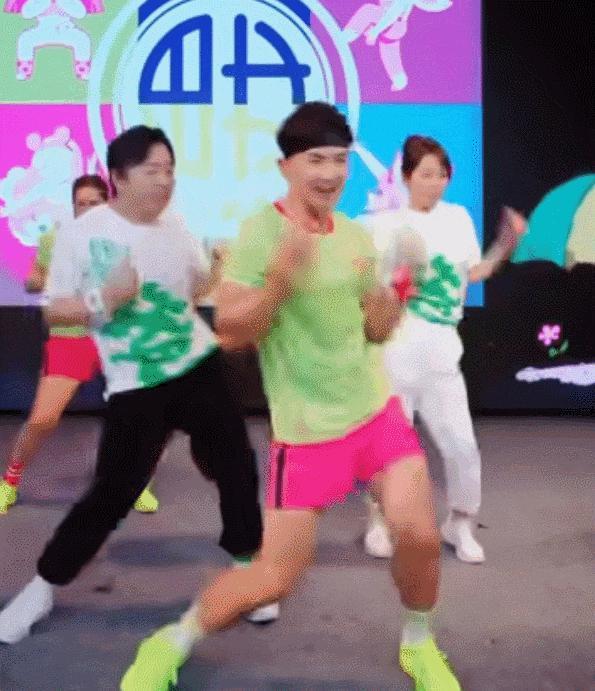 受不了，疯成这样没人管管？